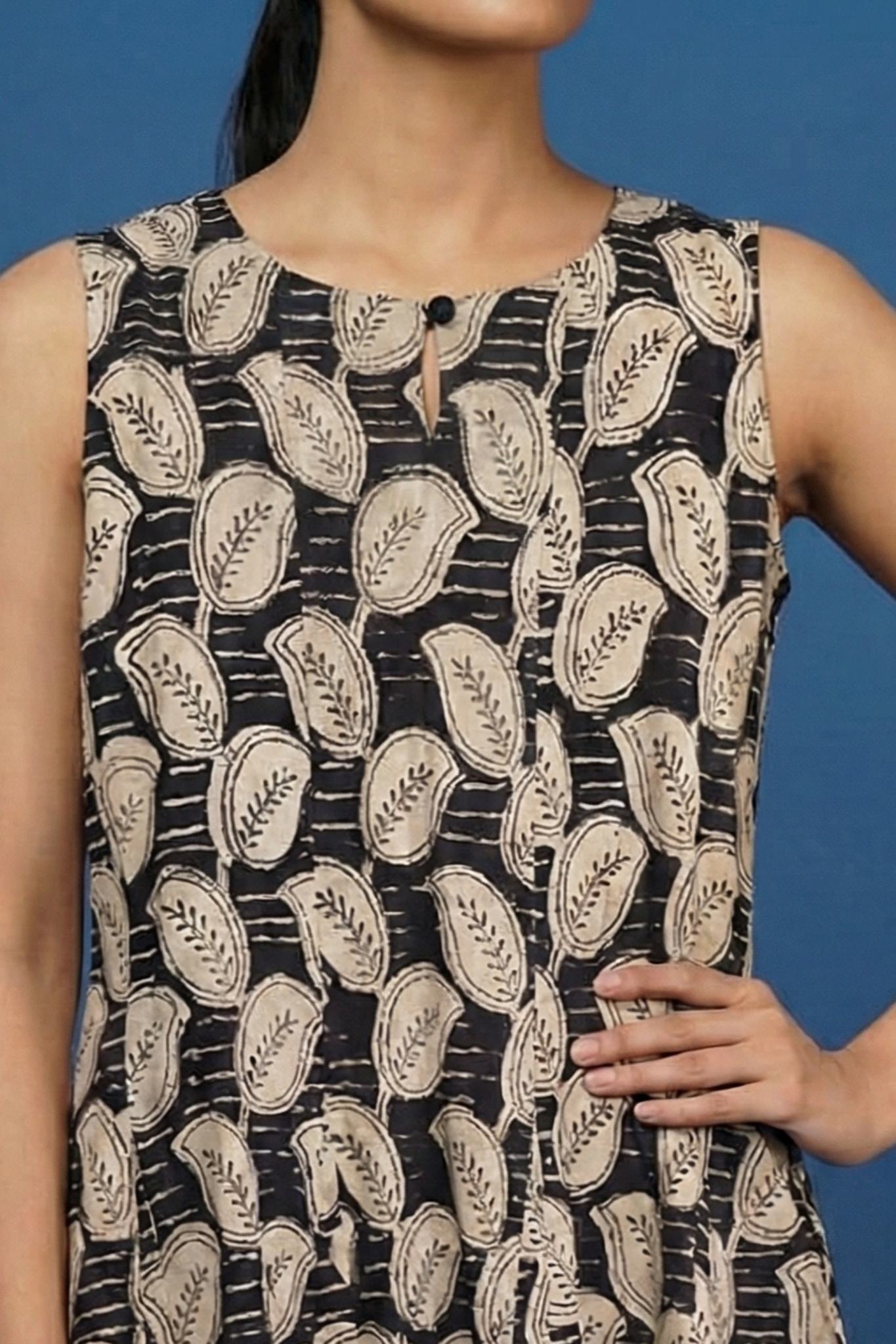 Black Leafplay Long Sleeveless Dress