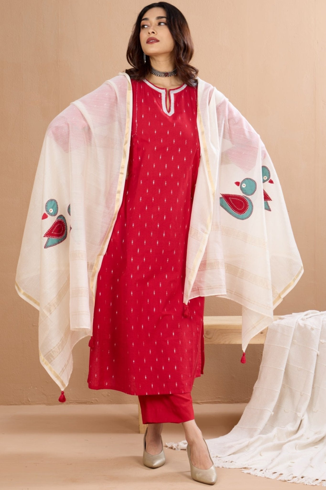 handwoven maheshwari dupatta - parrot applique & ivory