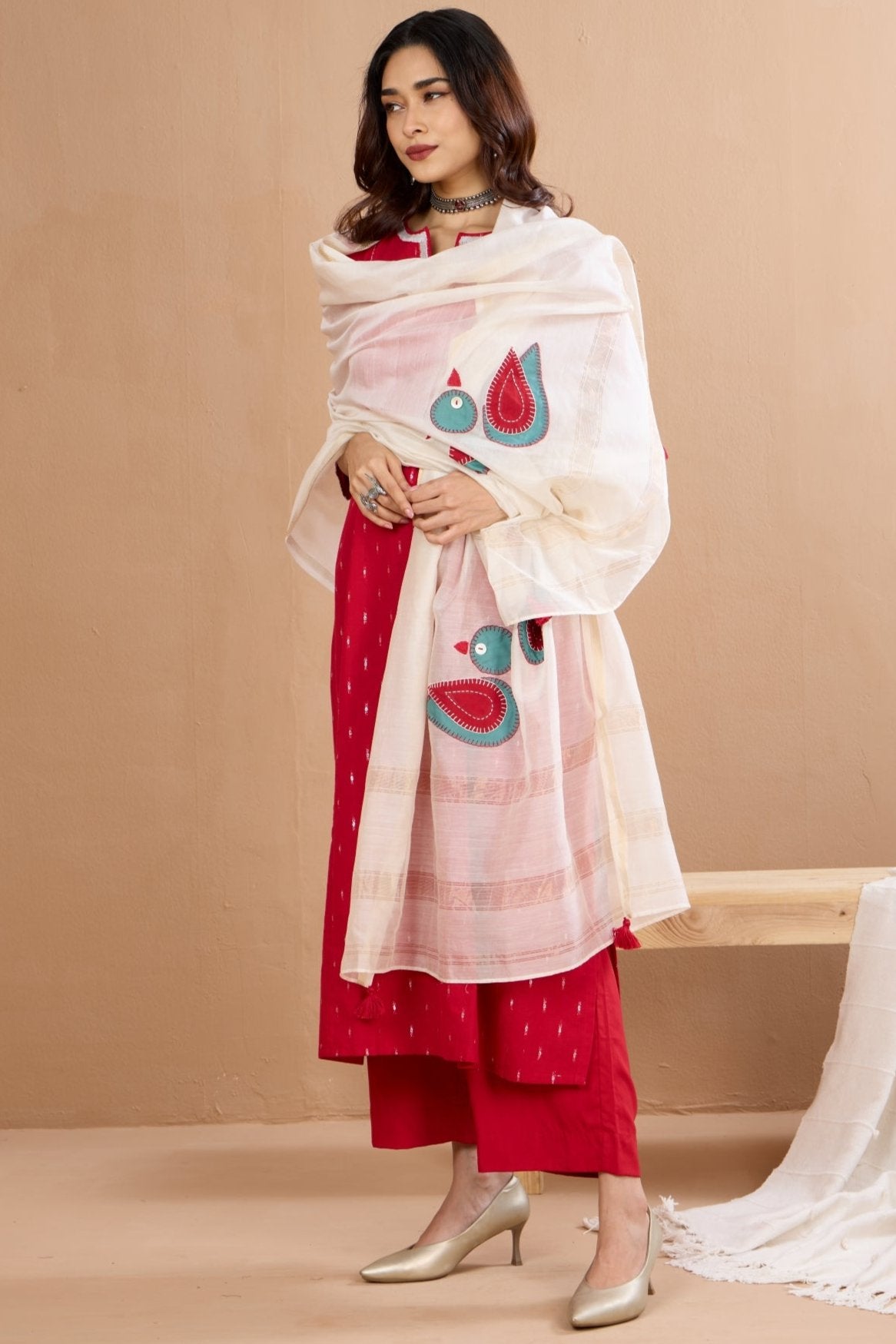 handwoven maheshwari dupatta - parrot applique & ivory