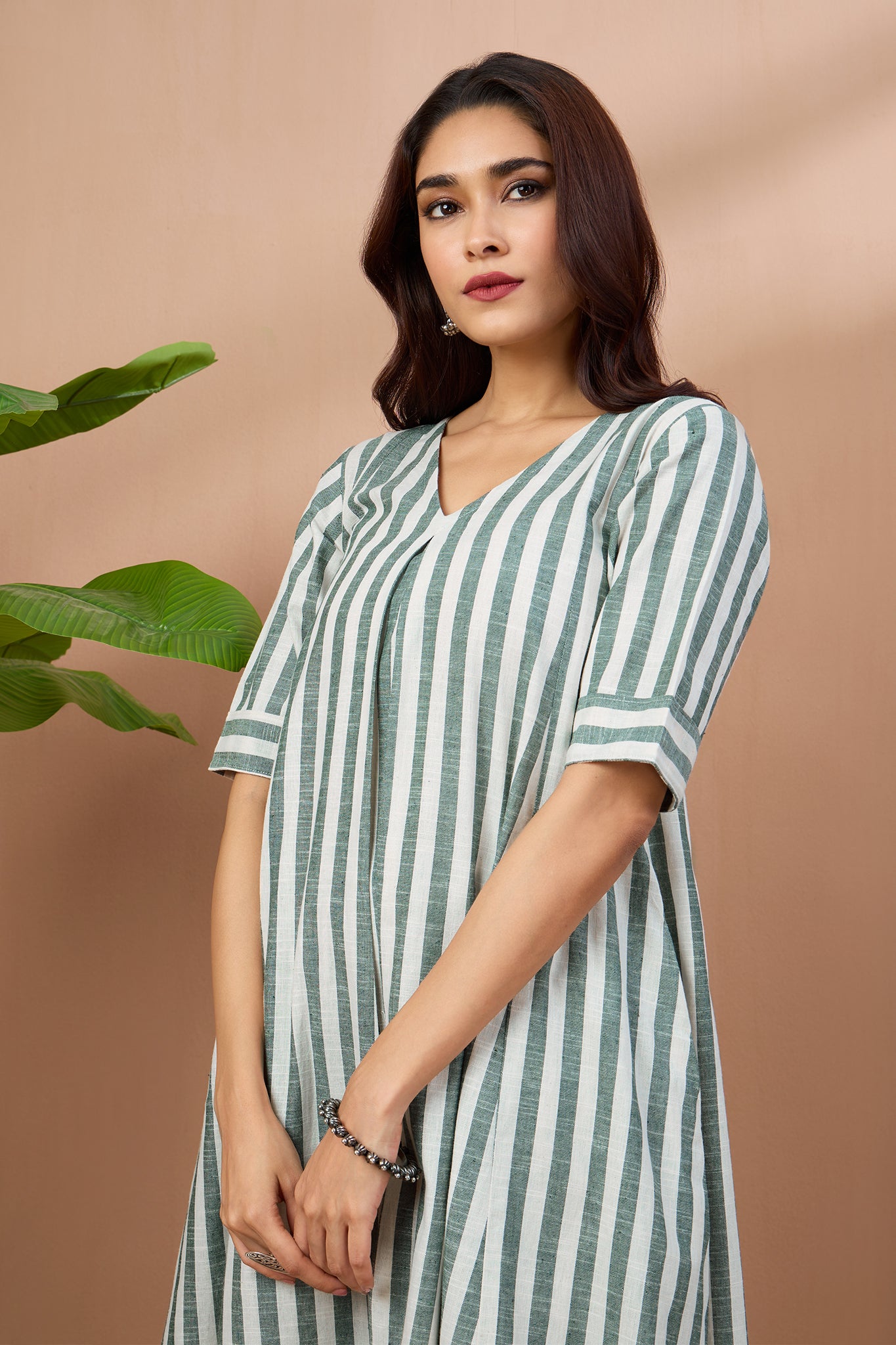 co-ord set box pleated v-neck kurta - jade stripes